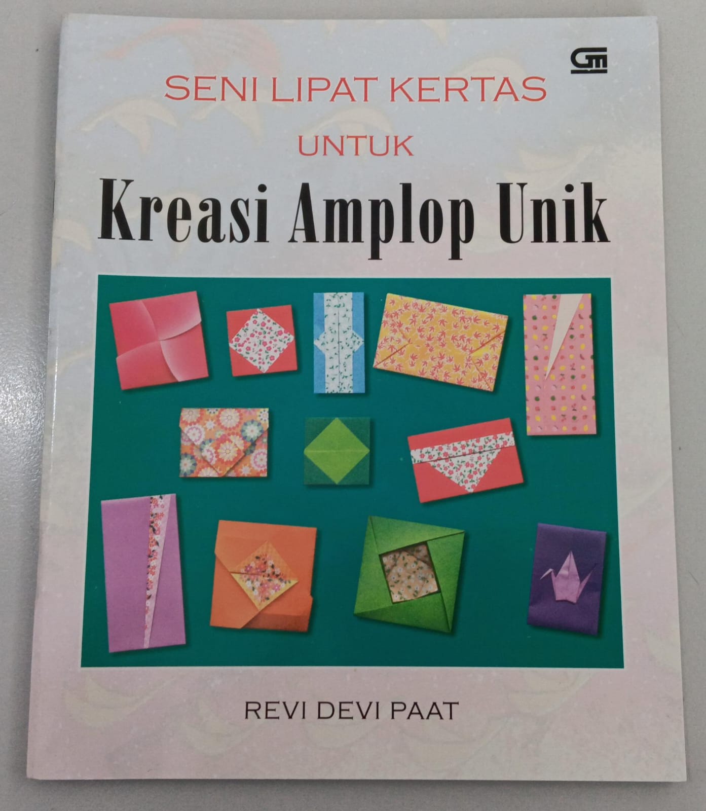 Seni Lipat Kertas untuk Kreasi Amplop Unik